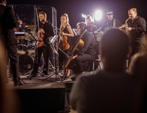 How to Pair a Plaid Blazer with Solid-Colored Trousers for a Professional Look?