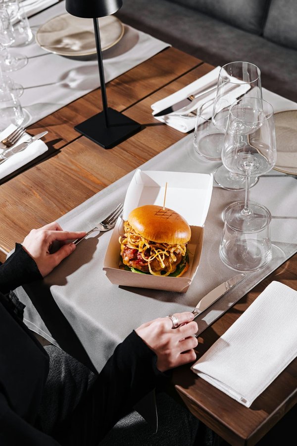 What Are the Key Considerations for Styling a Cashmere Shawl for an Important Business Event?